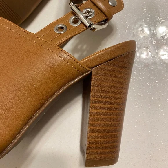 Le Chateau Shoes - Picture 4 of 6